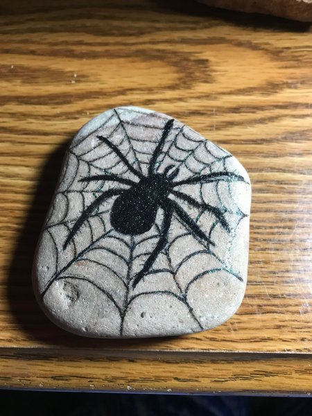 Дети рисуют мелками планету