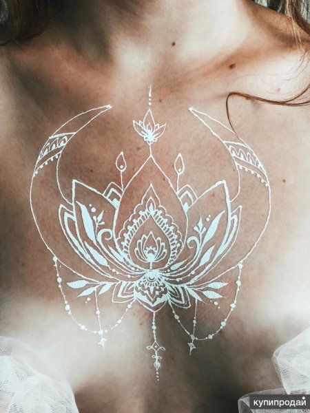 Мехенди белой хной на лице