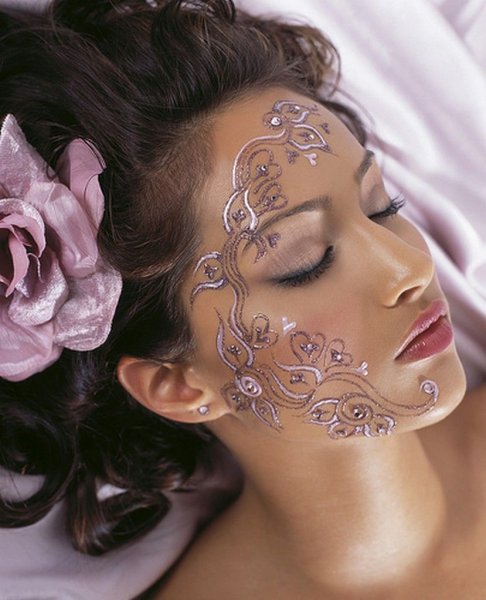 Мехенди на лбу