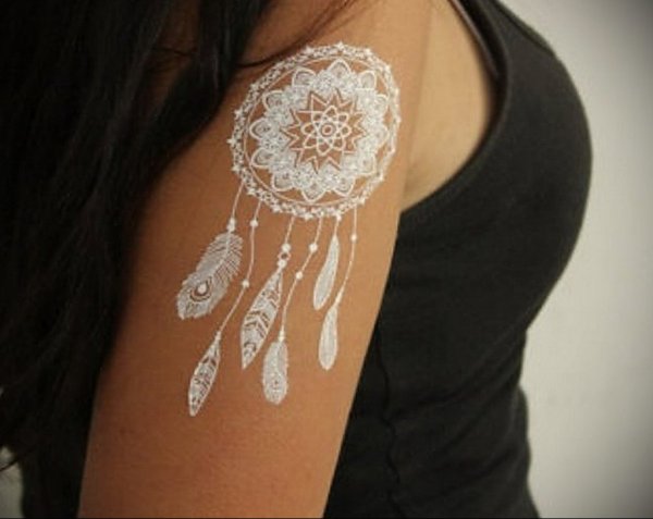 Белое мехенди на плече