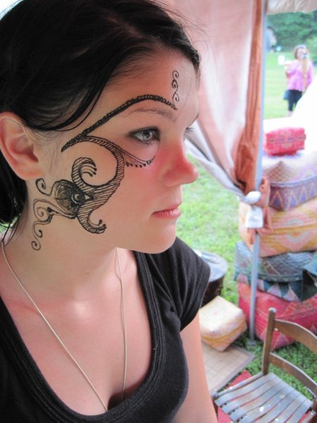 Белое мехенди на руке