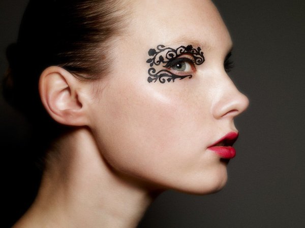 Мехенди на руке белой хной