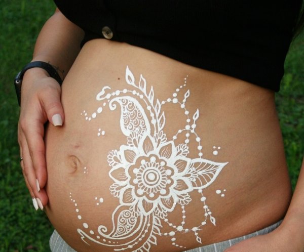 Мехенди на животе