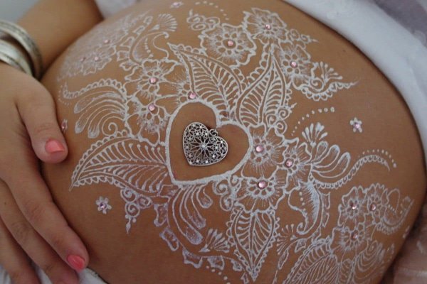 Мехенди беременный живот