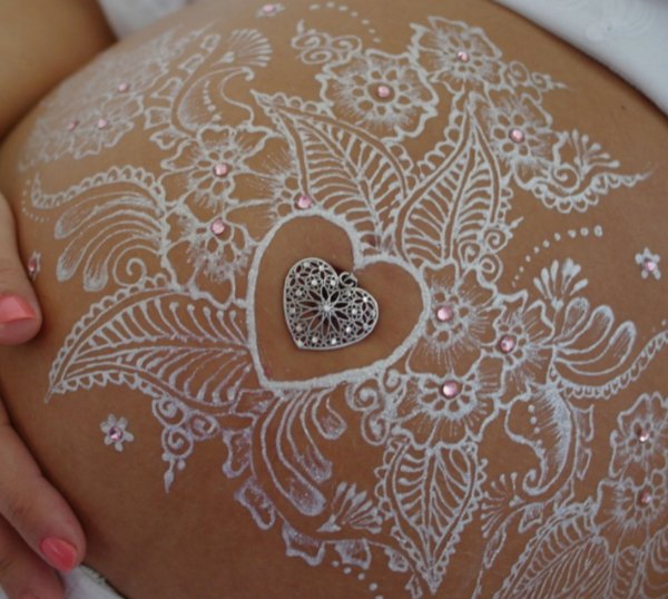 Рисунки белой хной на животе у беременных