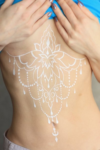 Тату мехенди под грудью