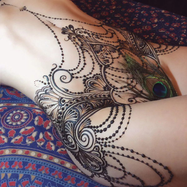 Мехенди на пояснице