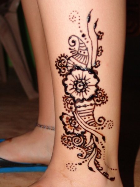 Узоры мехенди на ноге легкие