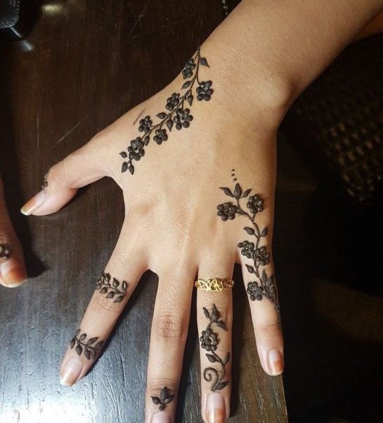 Тату хной на запястье