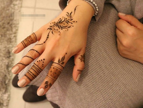 Мехенди на пальцах