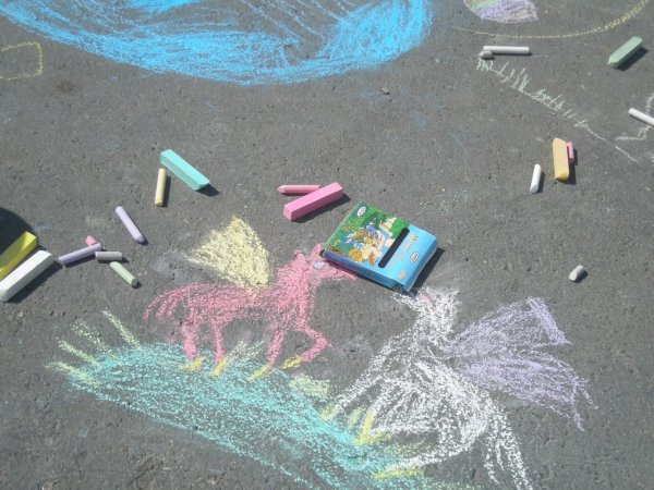 Рисование разноцветными мелками