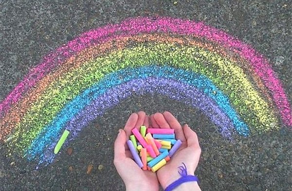 Рисование разноцветными мелками