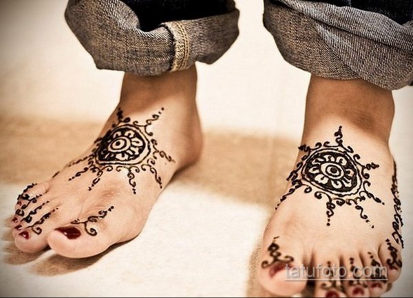 Тату рисунок на ступне индийское