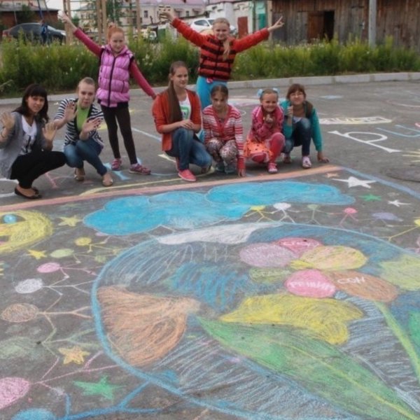 Рисование мелками на асфальте