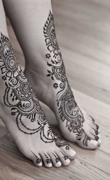 Узоры мехенди на ноге