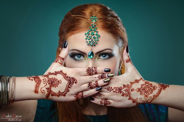 Девушка с мехенди