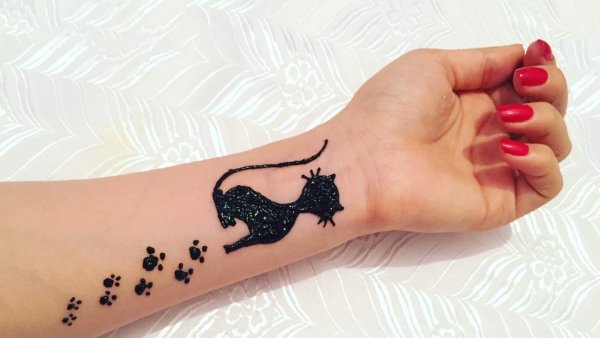 Тату хной кошка