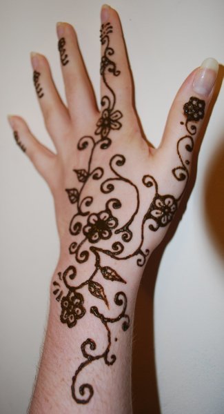 Хна на руке легкие