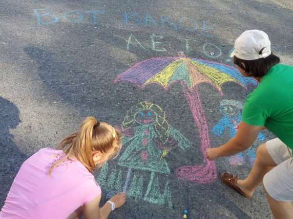 Рисование цветными мелками на асфальте