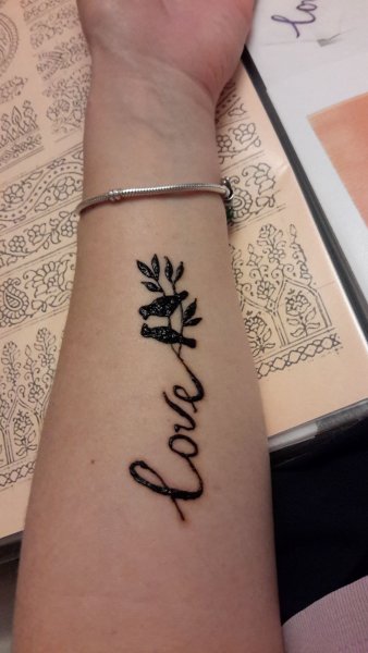 Рисунки хной на запястье