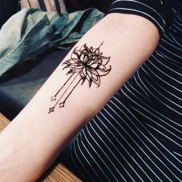 Тату хной на запястье для девушек