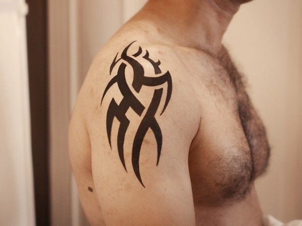 Тату на плечо для мужчин небольшие