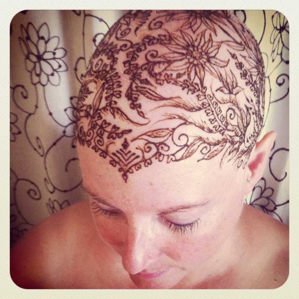 Тату на лбу хной