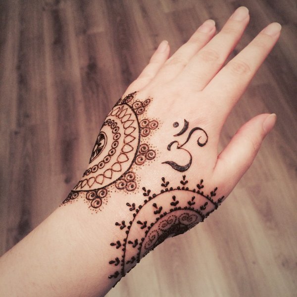 Лёгкие узоры михенди на руку фото