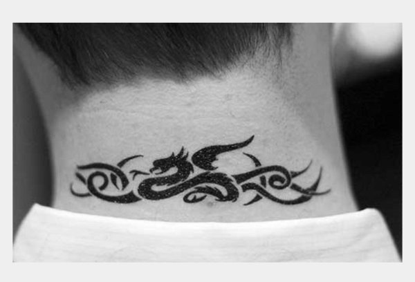 Тату дракон на шее
