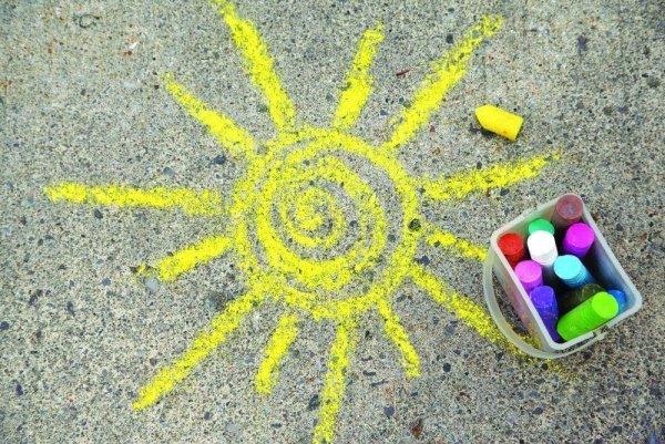 Рисование мелками на асфальте