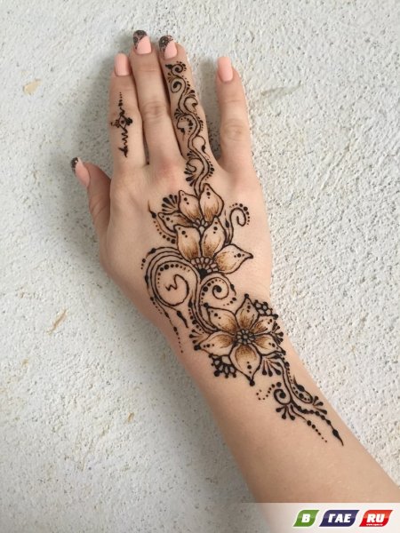Красивое мехенди на руке цветы