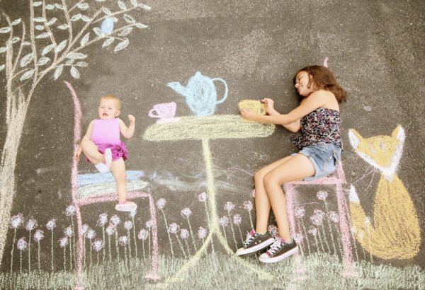 Рисование мелками на асфальте