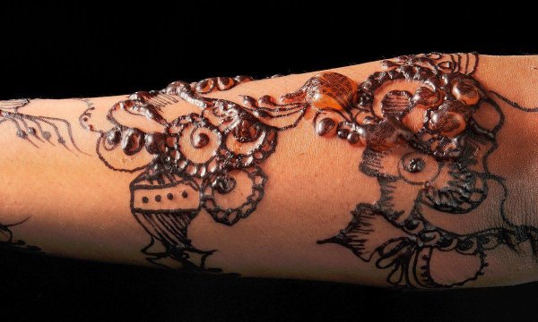 Тату коричневой хной