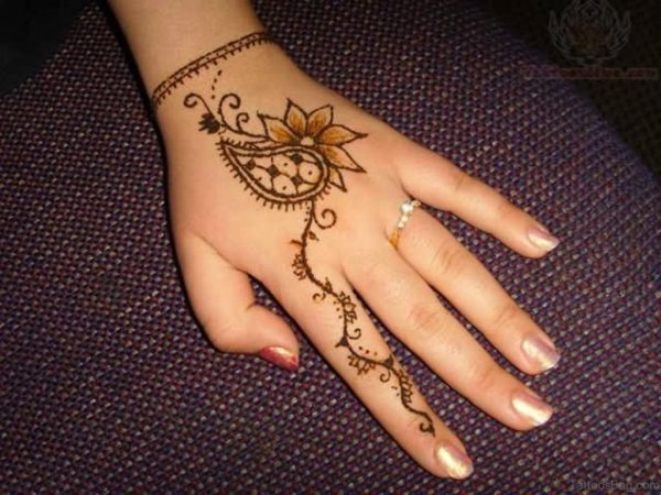 Небольшие тату хной на кисти