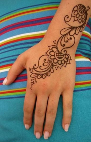 Узоры хной на руке