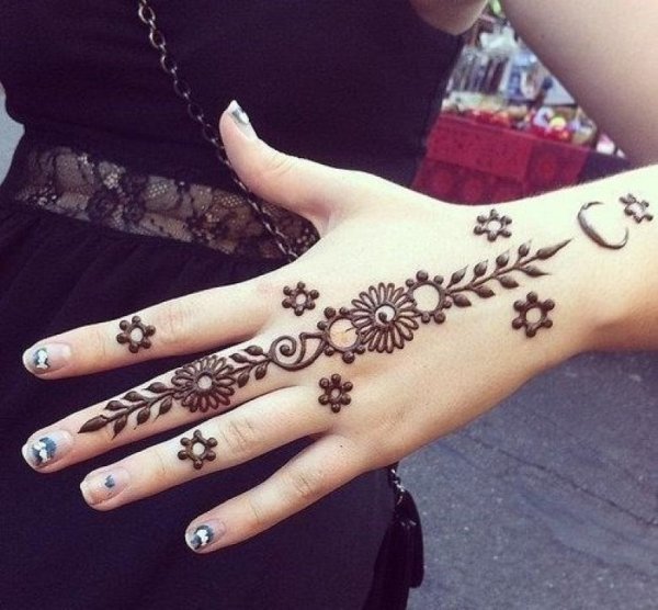 Рисунок хной на руке легкий