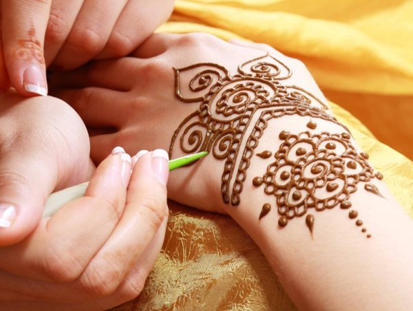 Роспись по телу хной мехенди
