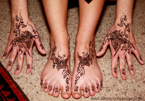 Цветное мехенди на ноге