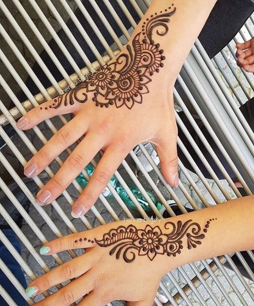 Тату мехенди на пояснице