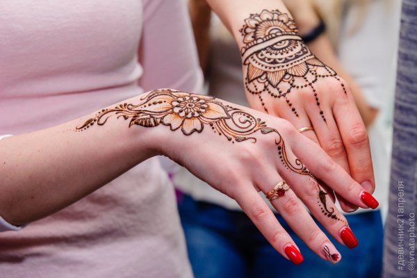 Рисунки хной на руке