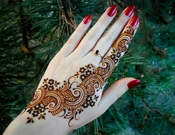 Новогоднее мехенди на руках