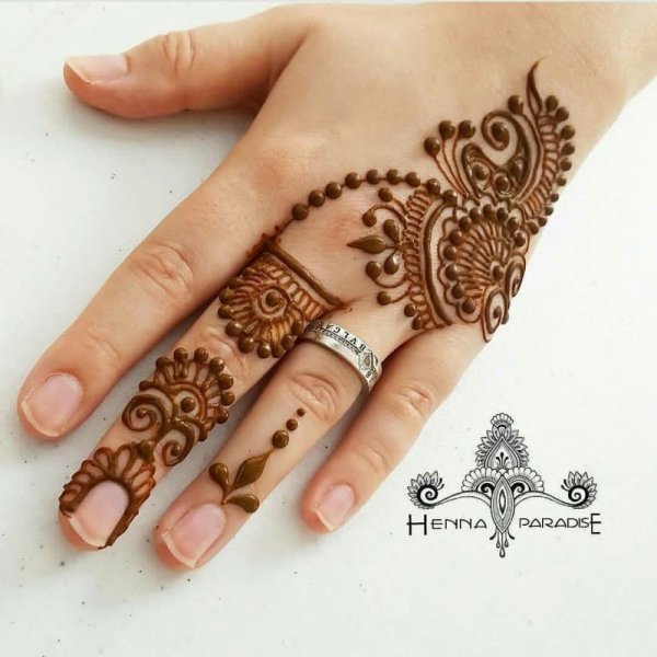 Нанесение хны мехенди
