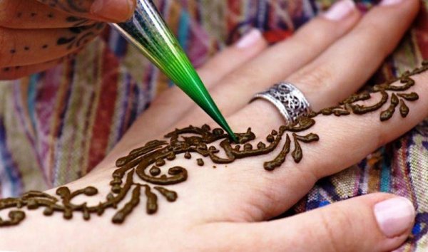 Нанесение хны