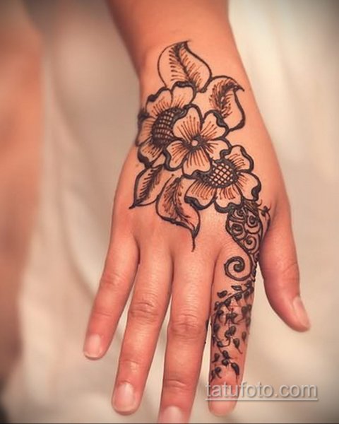 Цветы хной на руке