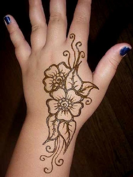 Рисунок хной на руке легкий