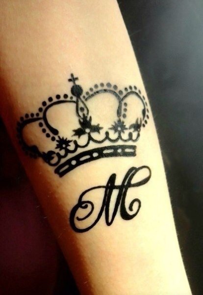 Тату на руке для девушек корона с буквой