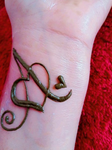 Мехенди буквы на руке