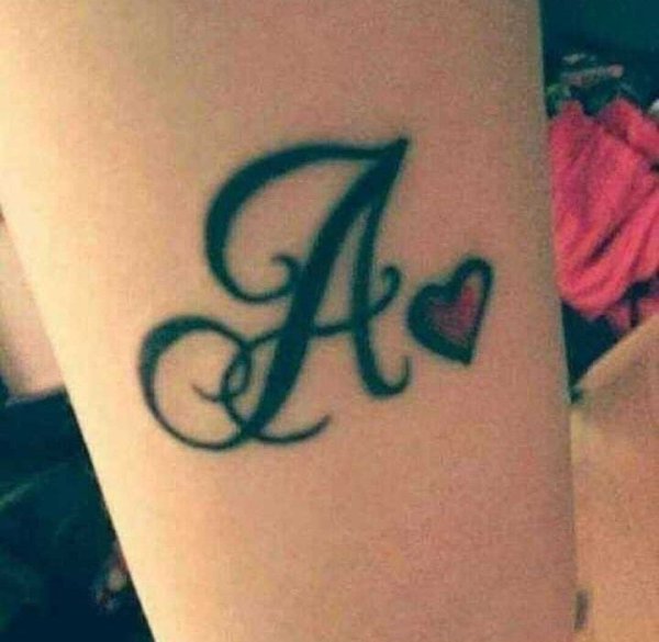Татуировка буква а на руке