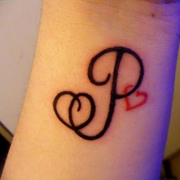 Татушка на руке буква р