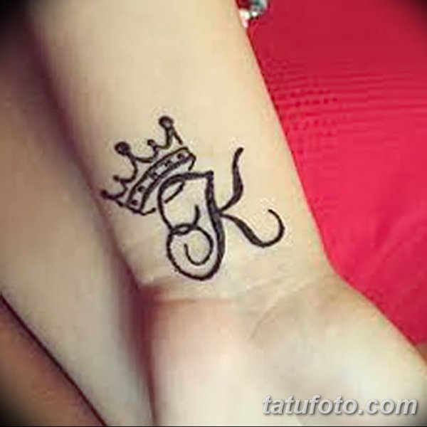 Тату хной на руке корона